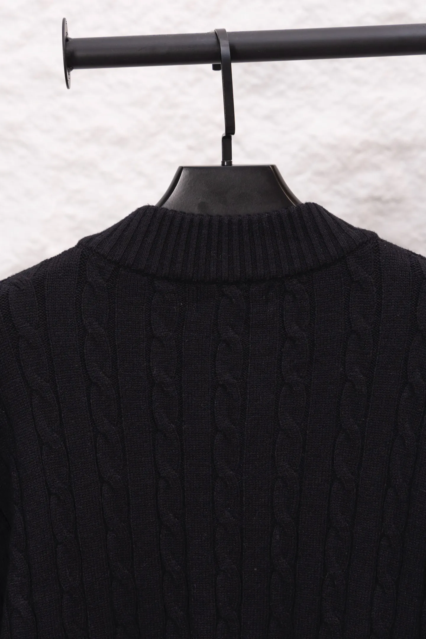 P230 Style No./F187 Rah Lauren classic pony embroidered stand-up collar knitted sweater. Made of 400 cotton gauze fabric with clear lines. The original customized lines are smooth and delicate. Better hand feel. Not easy to deform. Not easy to shrink. Not easy to fade. Maintain long-lasting beauty. Color Gray Black Size S-XL